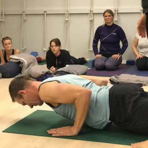 Annelise observerer Chaturanga Dandasana på Teacher Training med Glenn Ceresoli