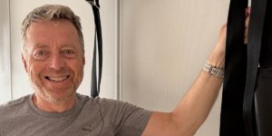 Egenpraksis: Svein er en ivrig elev på YogaYoga, men har også en solid egenpraksis. - Hver morgen og kveld gjør jeg yoga hjemme.