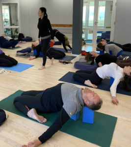 En får mye igjen for å gjøre yoga lenge over tid. Paryankasana ansees som antidepresiva, se hvordan brystkassen åpner.