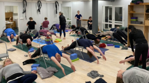 Svein i Viparita Dandasana på YogaYoga sin 20 års dag i 2024
